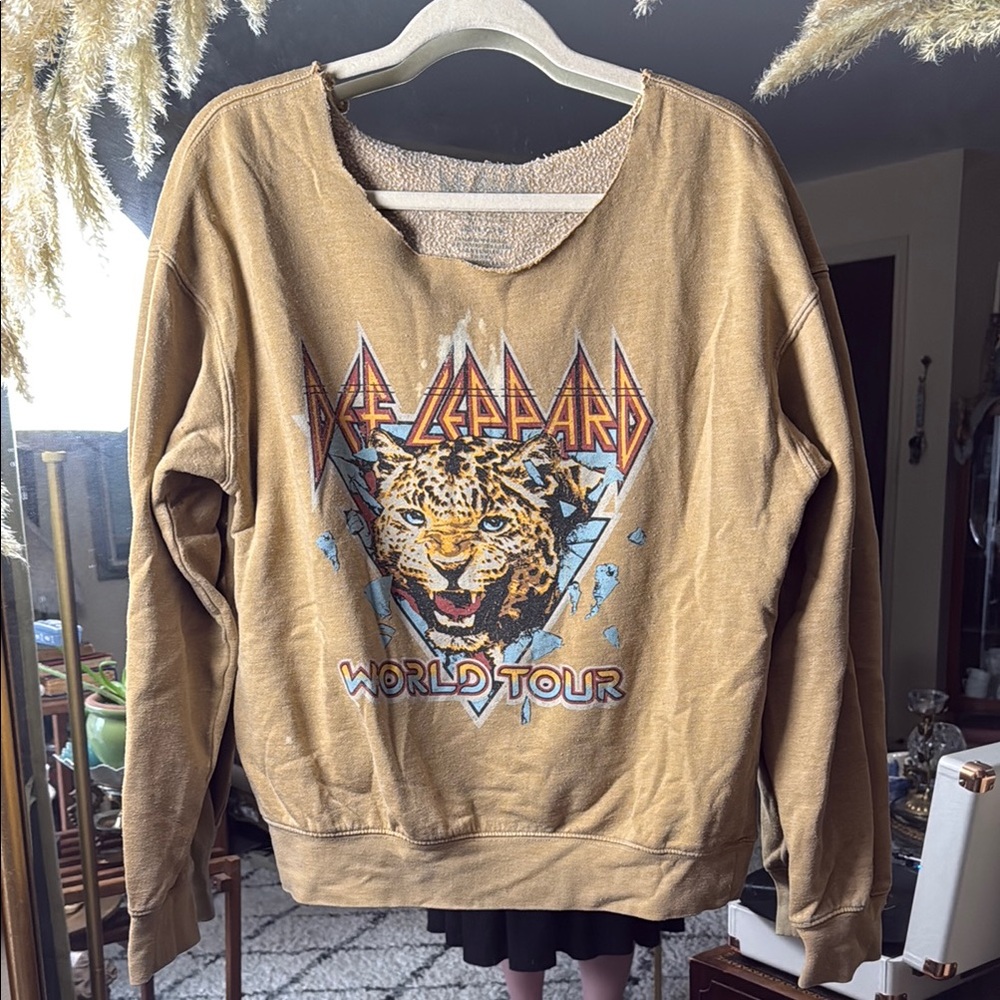 Def Leppard World Tour Bold Leopard Graphic Long Sleeve Sweatshirt
